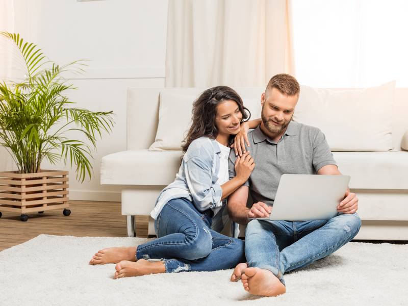 Couple comparant des devis de rénovation de fenêtre