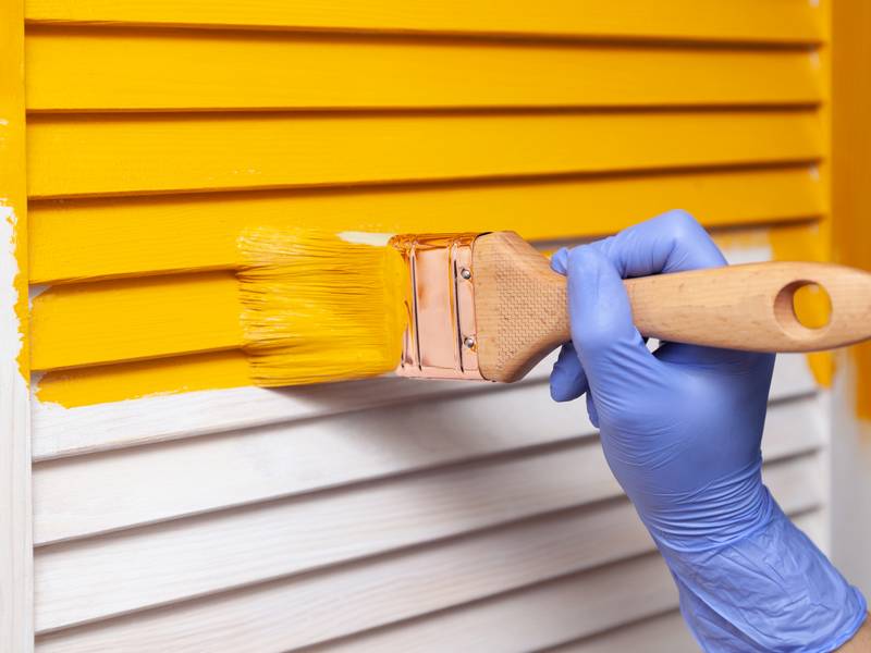 Etape essentielle de la rénovation de volets en bois : la mise en peinture