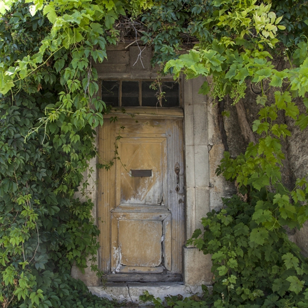 Porte d’entrée ancienne à remplacer