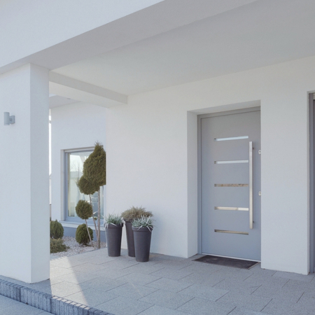 Porte d’entrée en aluminium sur une maison contemporaine